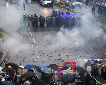 HONG KONG, Aug. 25, 2019 (Xinhua) -- Radical protesters confront with police officers in Tsuen Wan, in the western New Territories of south China