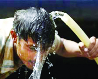 Delhi sizzles at 44.1 degrees in season