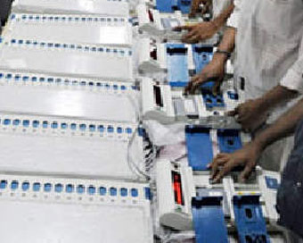 Hajipur: Polling officials carry Electronic Voting Machine (EVMs) and other necessary inputs after collecting them from the distribution centre on the eve of the fifth phase of the 2019 Lok Sabha polls, in Hajipur, Bihar, on May 5, 2019. (Photo: IANS